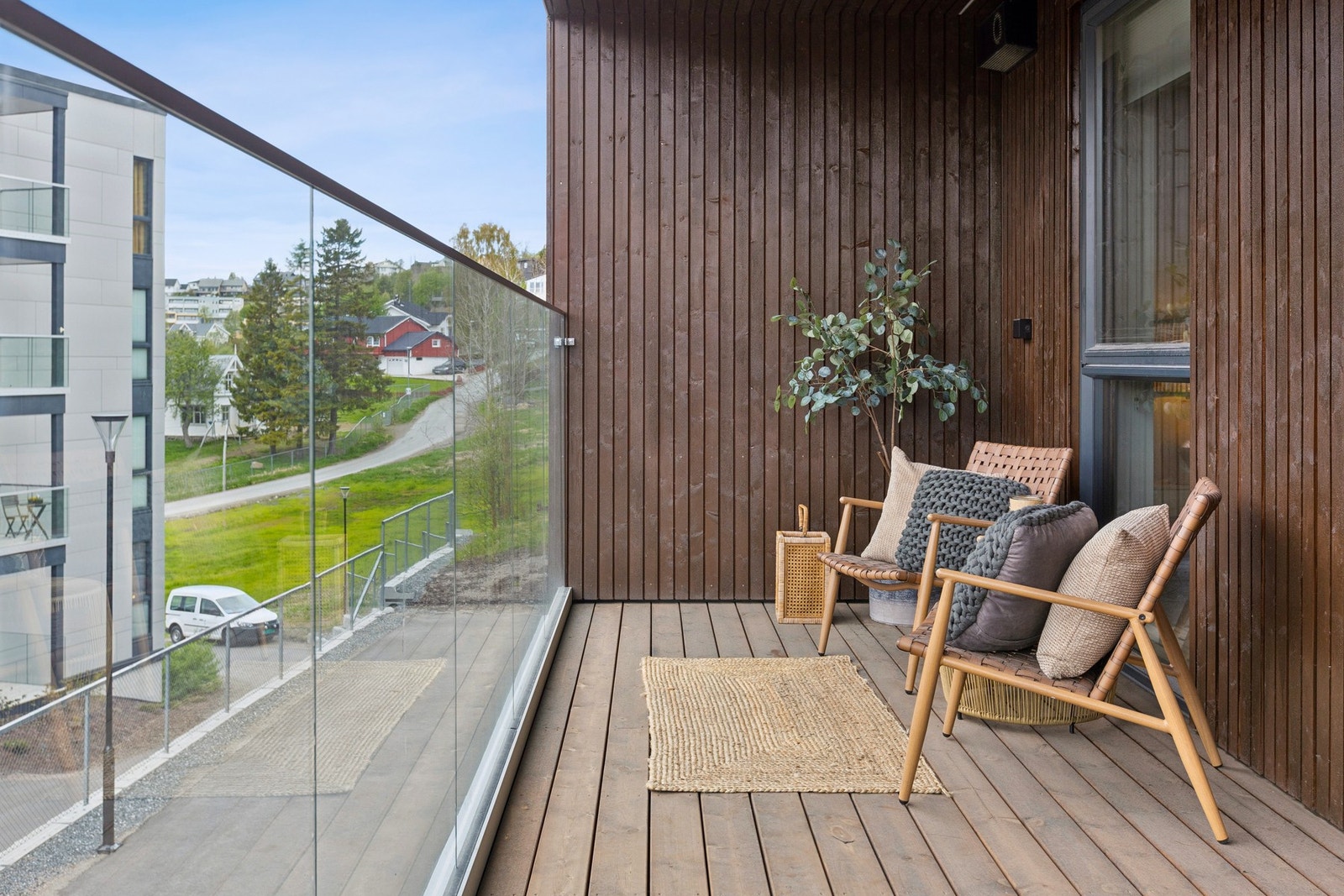 Glassrekkverk sikrer utsikten og gir en åpen følelse. Foto: EFKT Galleribilde