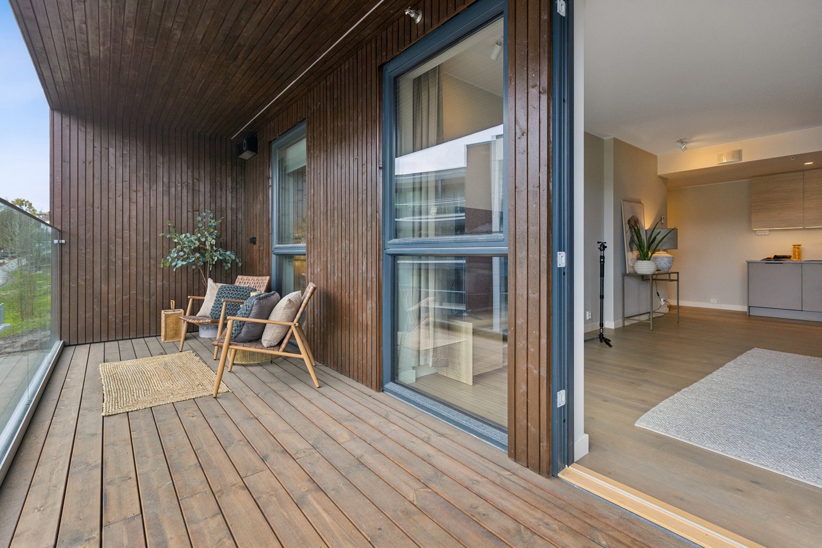 Balkongen fungerer som en forlengelse av leiligheten på varme dager. Foto: EFKT Galleribilde