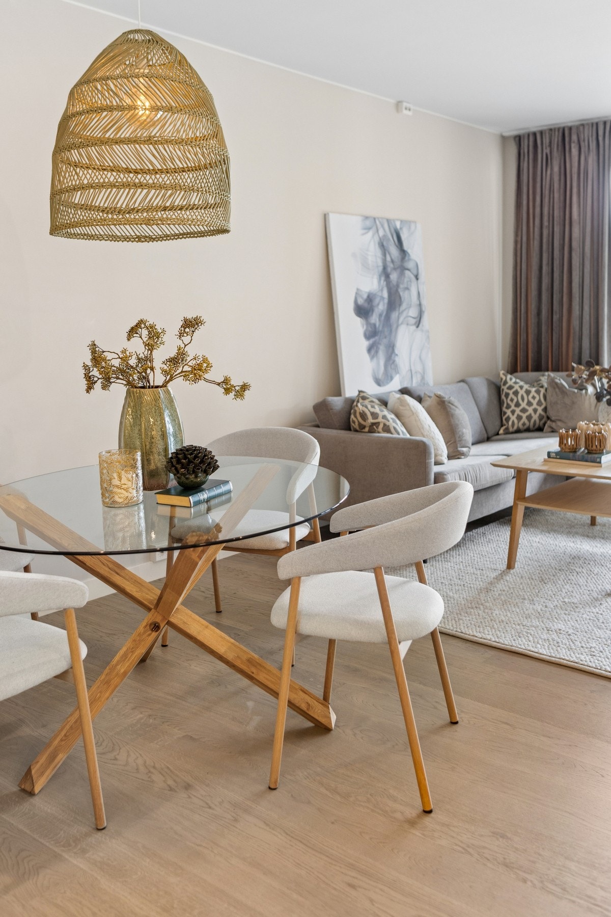Spiseplassen er en naturlig del av oppholdsrommet, med plass til hyggelige måltider. Foto: EFKT Galleribilde