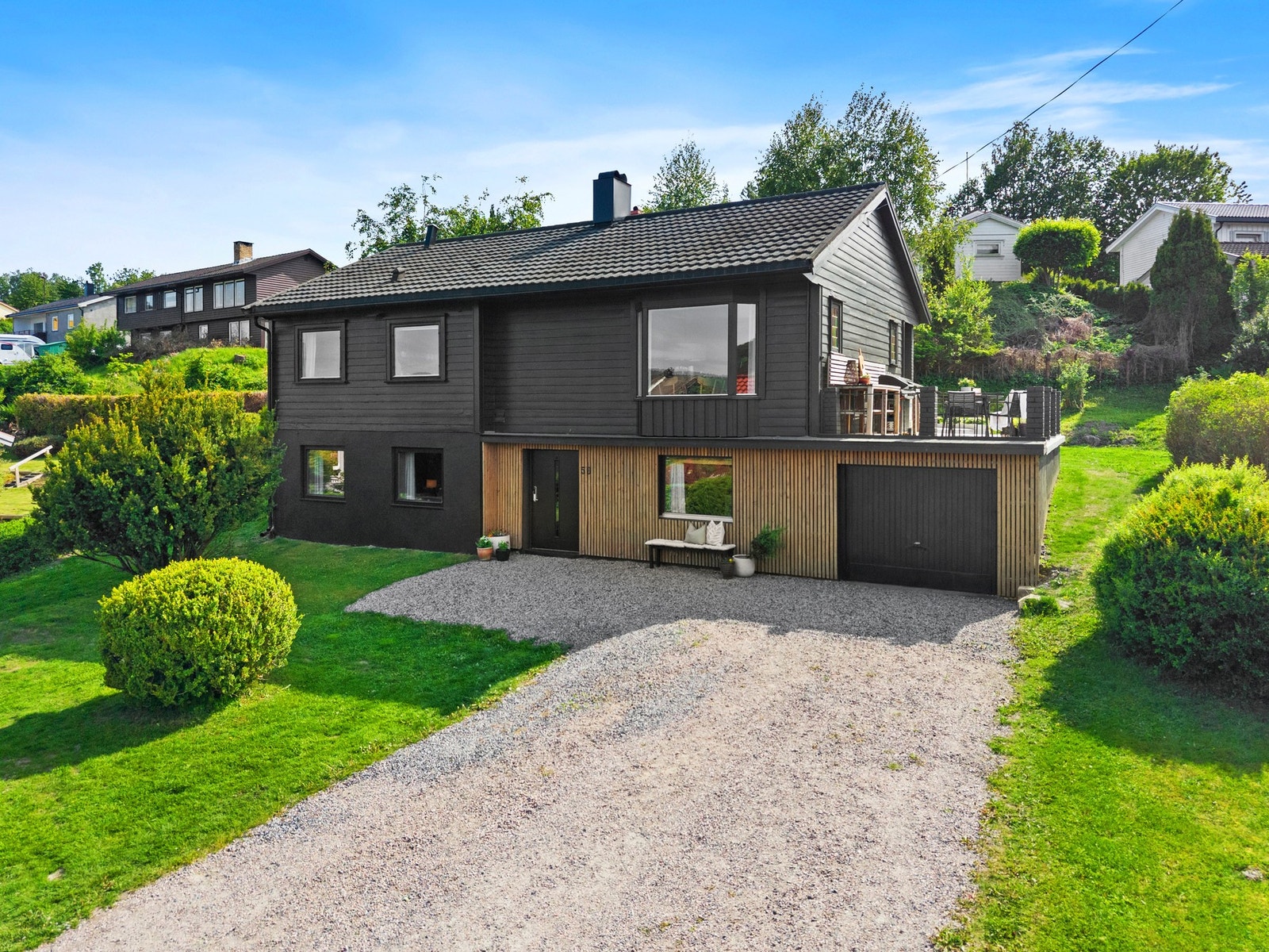 Med gangavstand til barnehager, Heistad skole og butikk, er dette et helt perfekt område og hjem for barnefamilier. Galleribilde