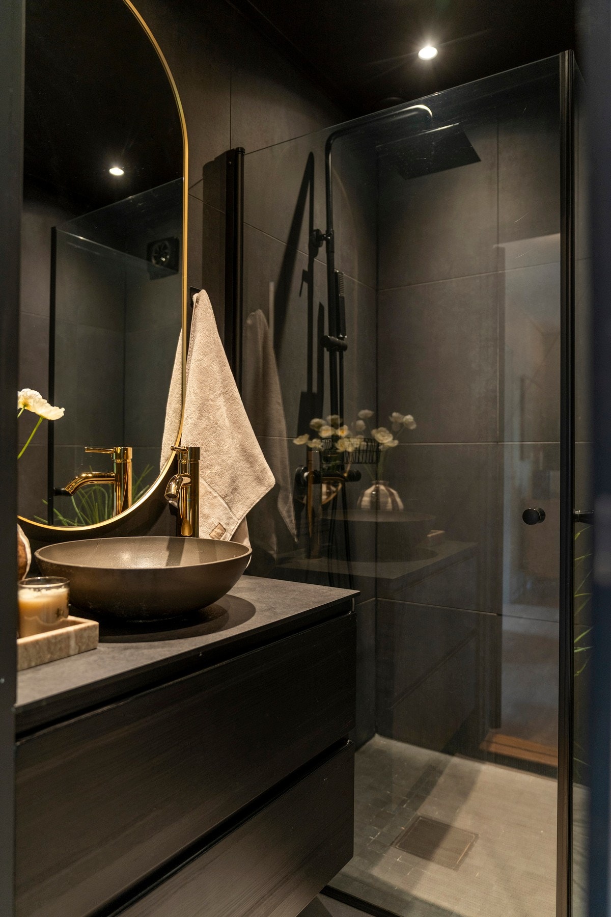 Rommet er innredet med servantinnredning, speil med integrert belysning, plassbygget dusjsone med glassvegger og gulvmontert toalett. Galleribilde