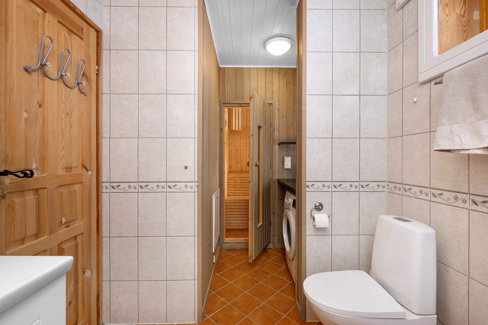Badet har standard fra byggeår. Egen vaskeroms-avdeling og videre tilgang til badstue. Galleribilde