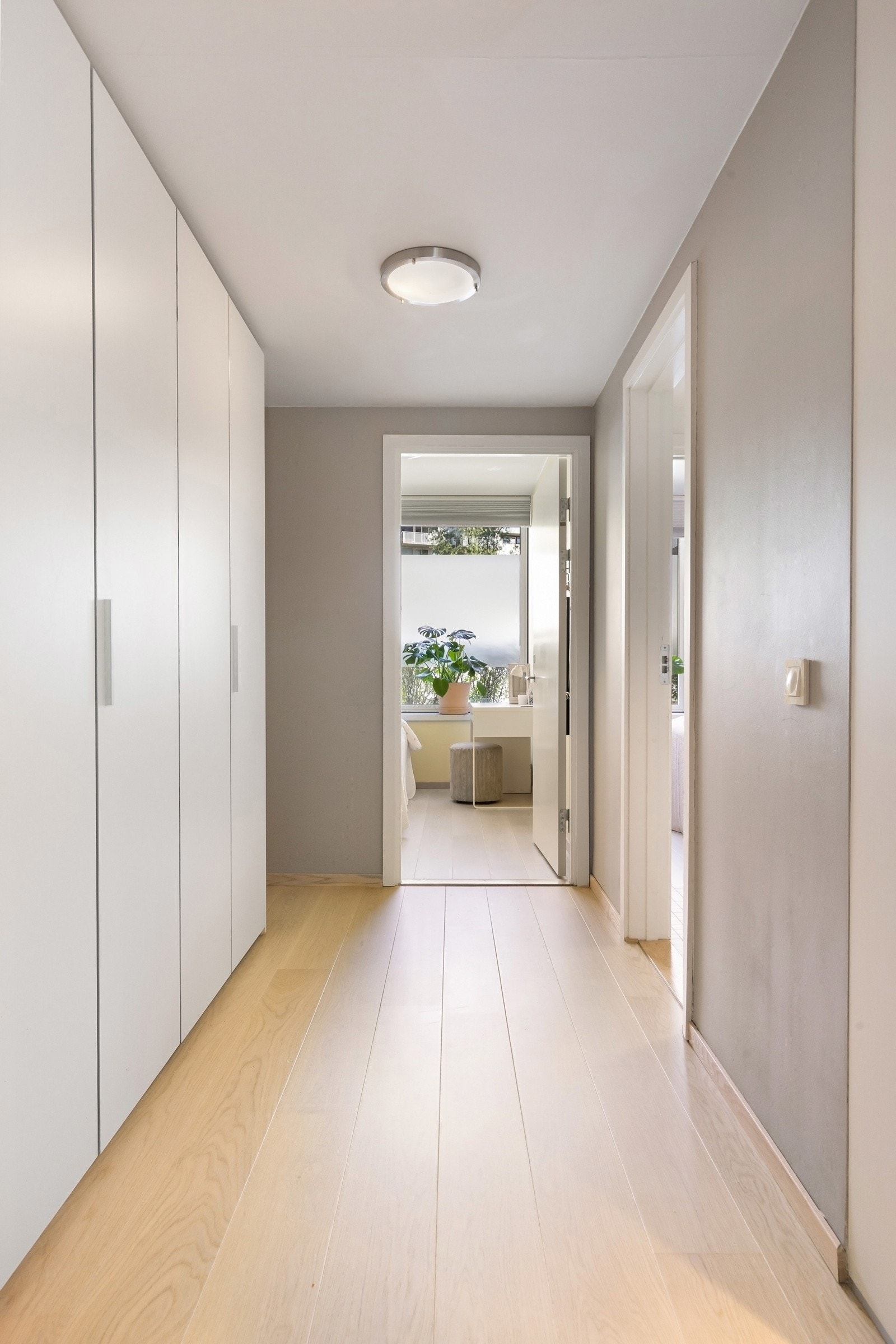 Lagringsplass i garderoberekke i entré , gang og i innvendig bod. Det er også disponibel kjellerbod på ca. 4 m². Galleribilde