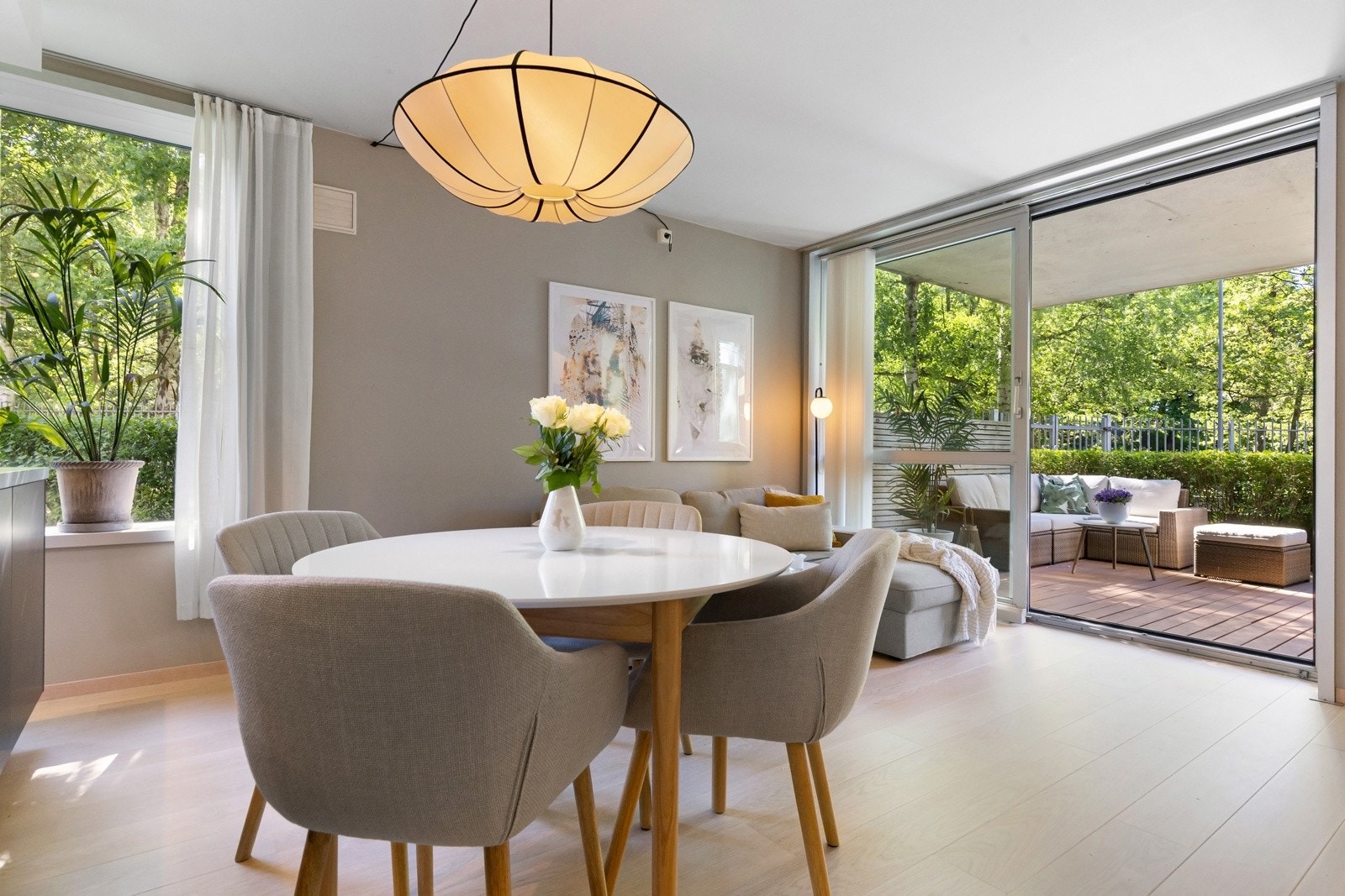 Fin plass til møblement i flere soner og tilkomst til praktisk bod. Galleribilde