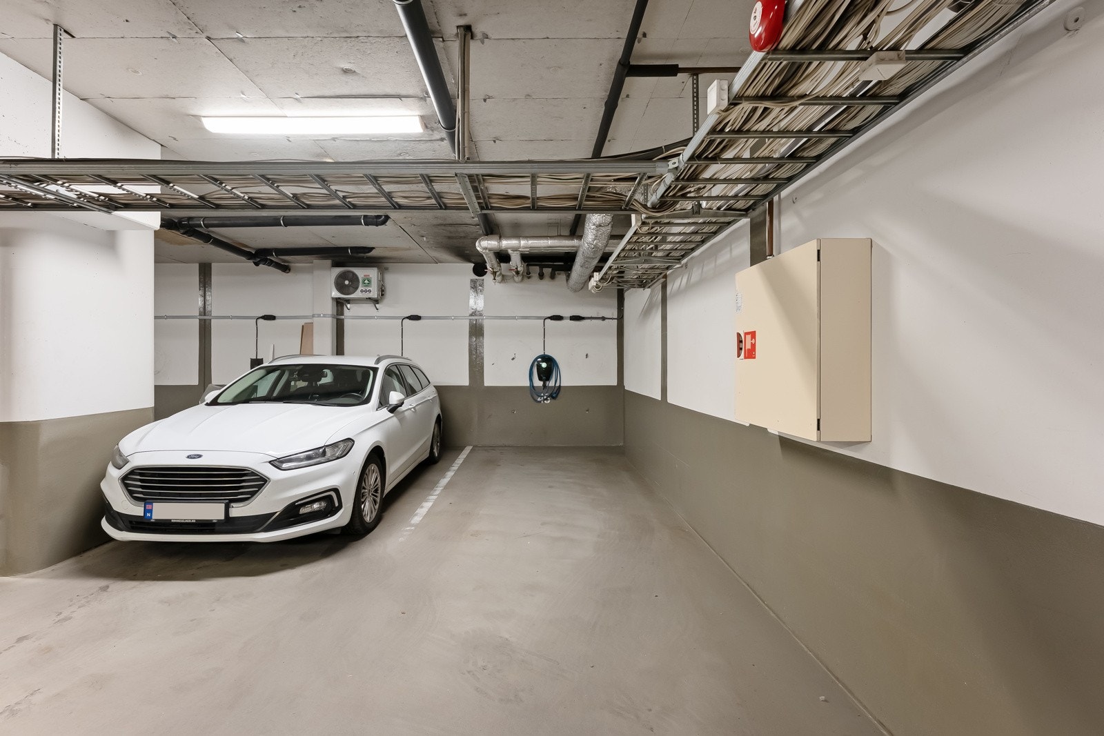 Det er mulighet for å kjøpe garasjeplass i anlegget under bebyggelsen - Ta kontakt med megler for nærmere informasjon. Galleribilde