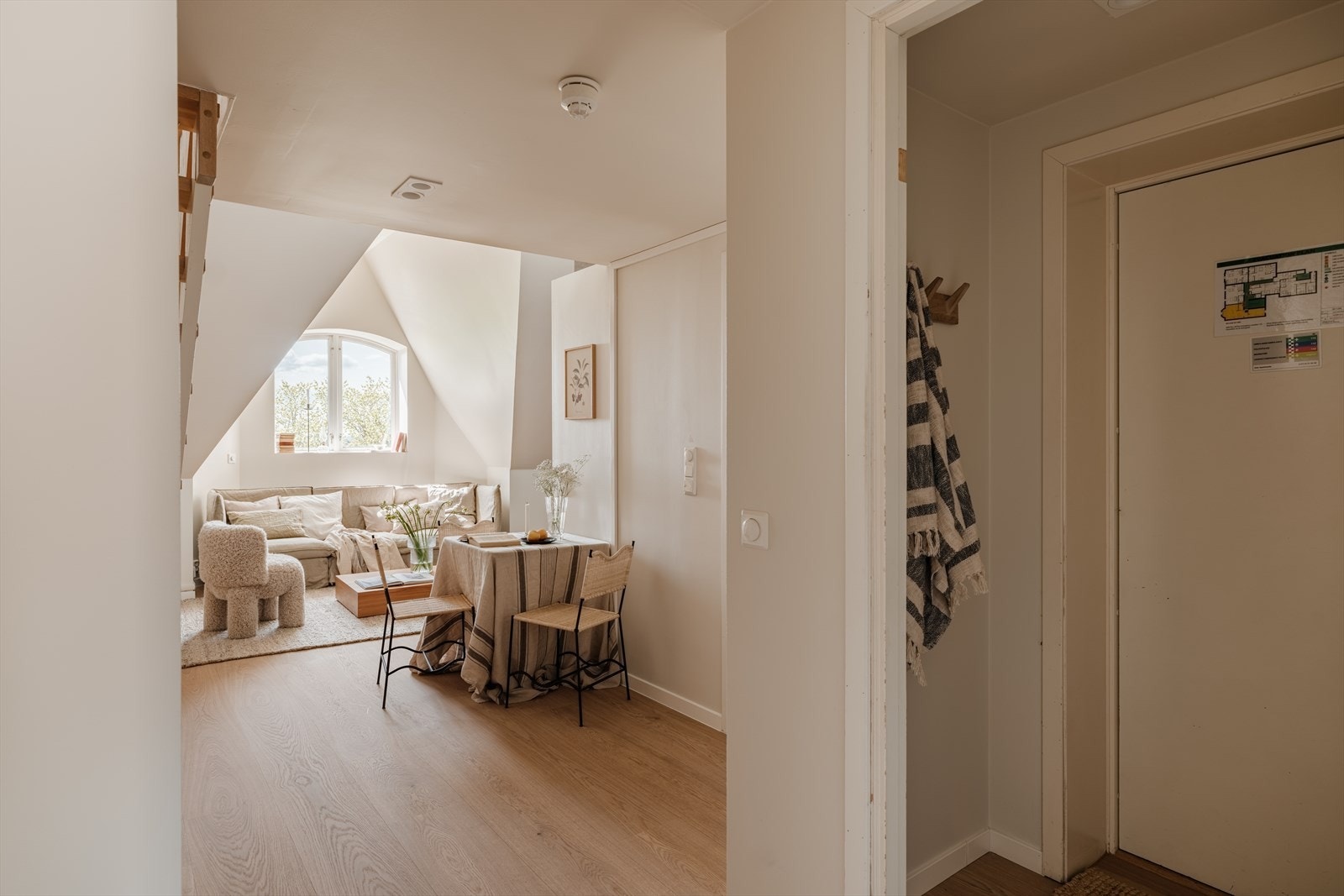 Entréen har god plass til oppheng av yttertøy og plassering av sko, samt garderobeskap. Velkommen inn! Galleribilde