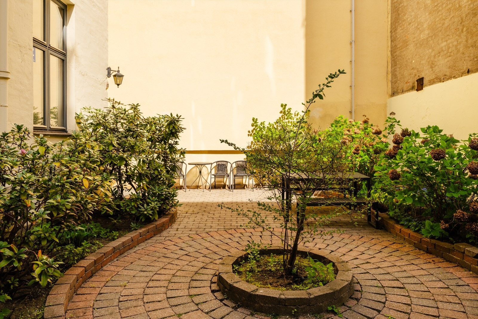 Borettslaget har en hyggelig, lukket bakgård med sittegrupper og beplanting. Galleribilde