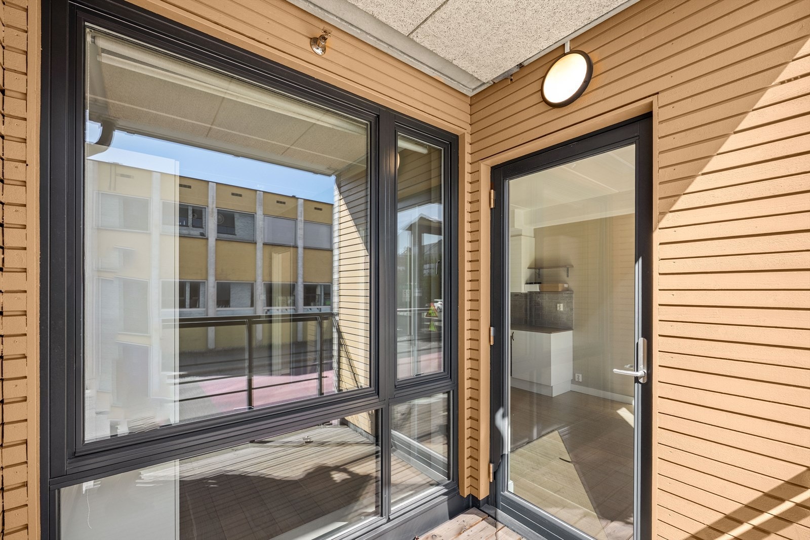 Den solrike verandaen er inntrukket - her kan man nyte fine sommerkvelder selv om det skulle komme noen regndråper. Galleribilde