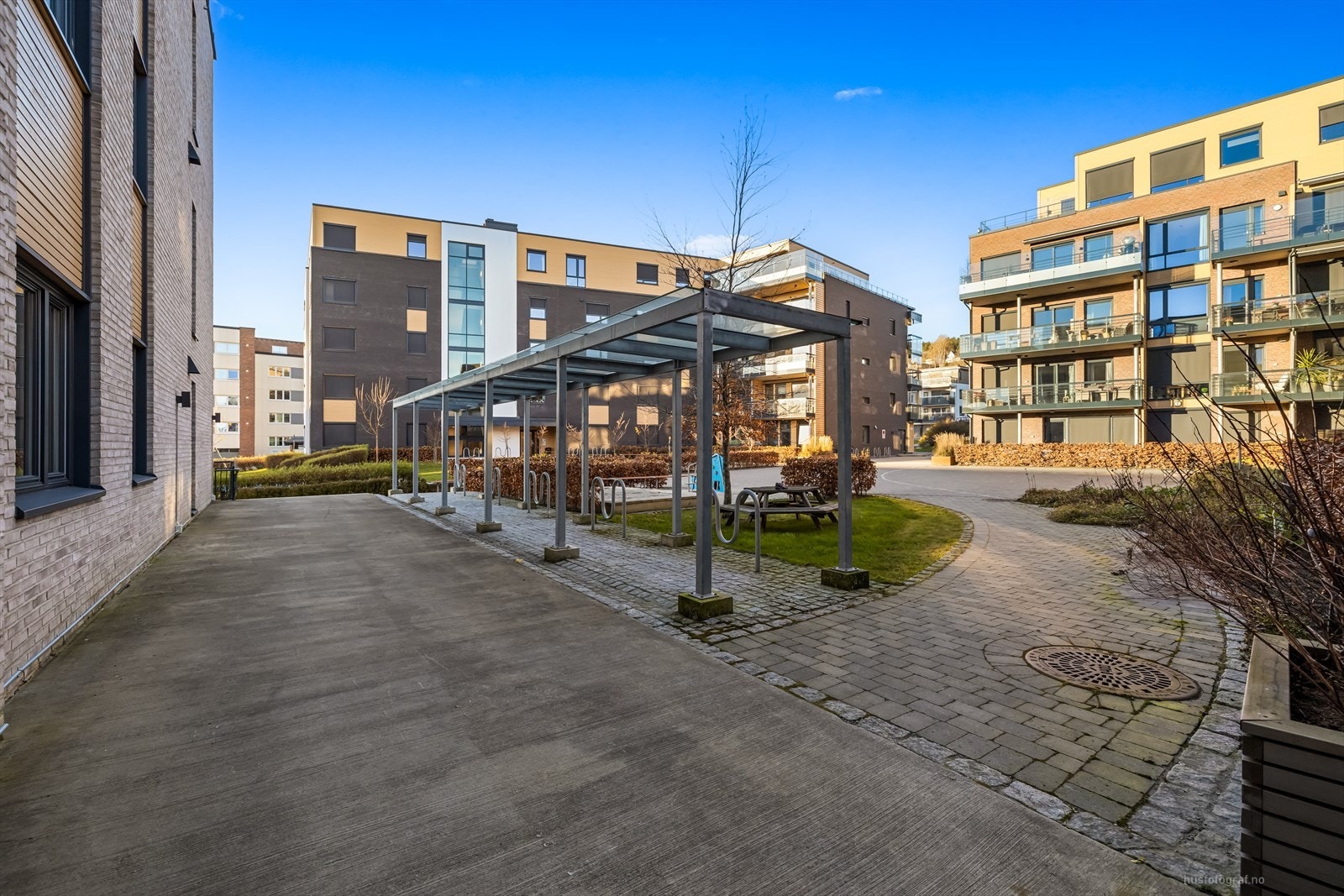Tomten er felles for sameiet og er parkmessig opparbeidet. Galleribilde