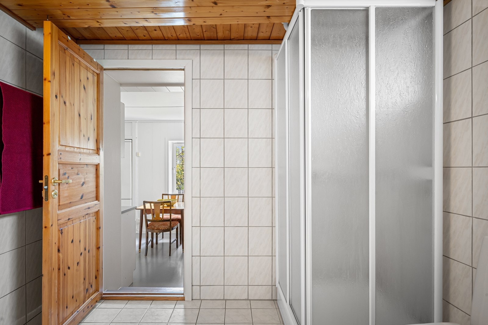 Badet er kombinert med vaskerom og har opplegg for vaskemaskin, dusjkabinett og en 120-liters varmtvannsbereder. Galleribilde