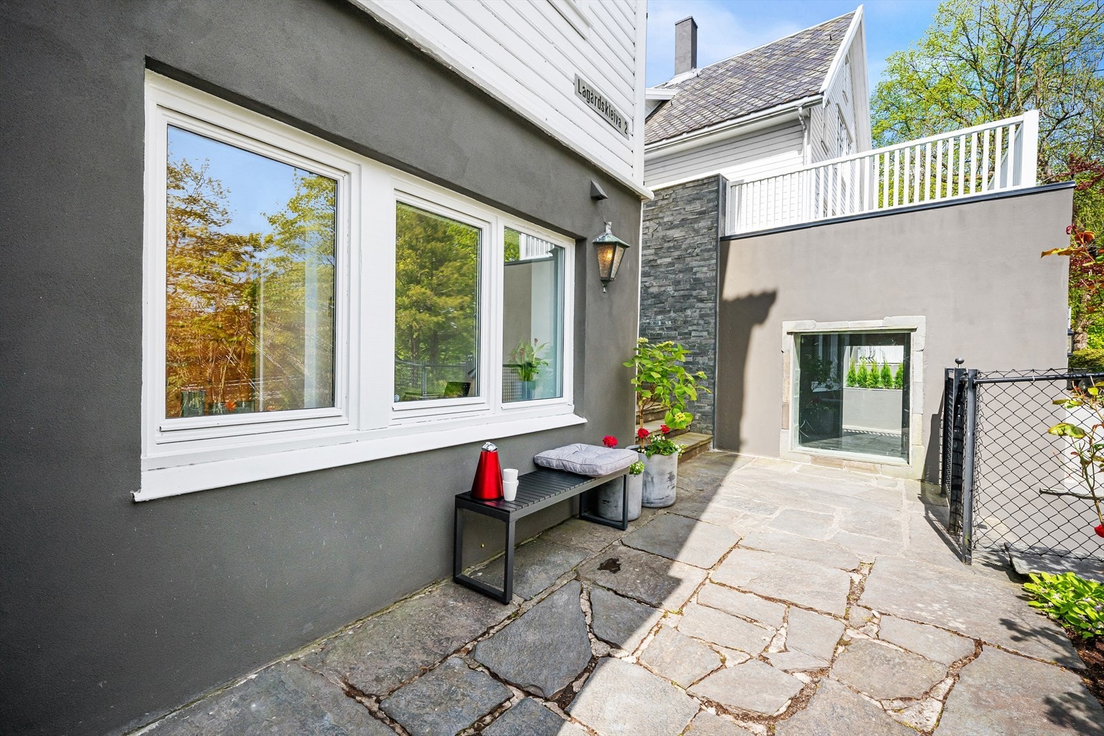 Egen inngang til leiligheten fra et hellelagt uteområde. Galleribilde