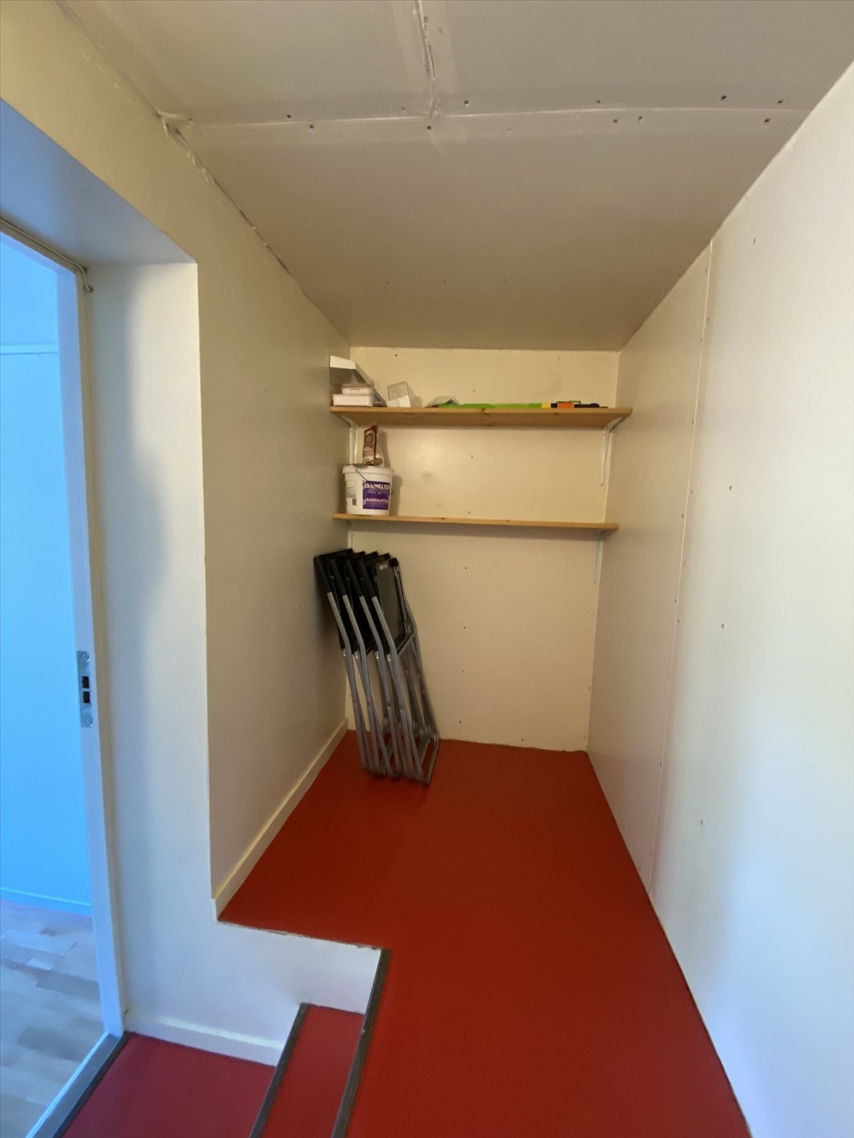 Praktisk innvendig bod med takhøyde ca 185 cm kommer i tillegg til oppgitt bruksareal. Sikringsskapet er plassert her. Galleribilde