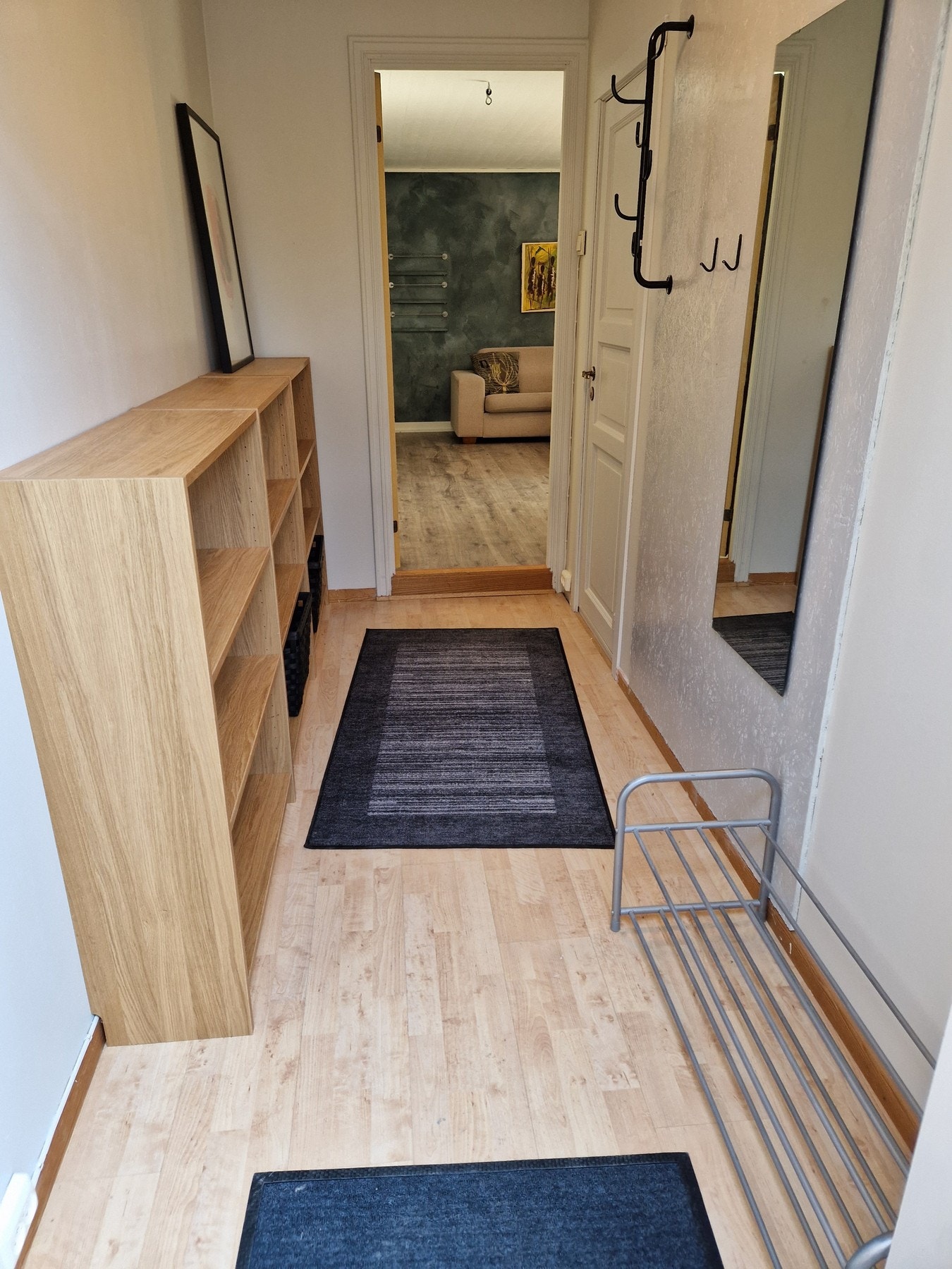 For å komme ned i kjelleren, som i dag leies ut, benytter man den utvendige trappen som er etablert. Galleribilde