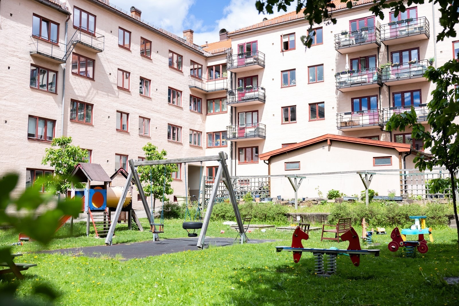 Deler av bakgården har lekeplass - perfekt for de små. Galleribilde