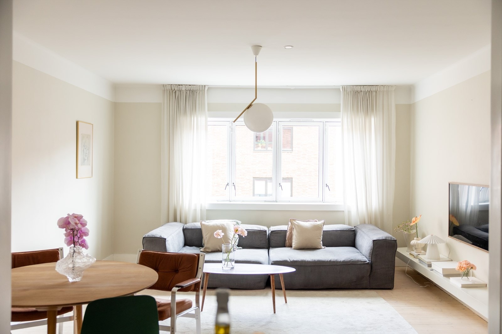 Leiligheten har en funksjonell og gjennomgående planløsning, med sjarmerende detaljer og et smakfullt design. Galleribilde