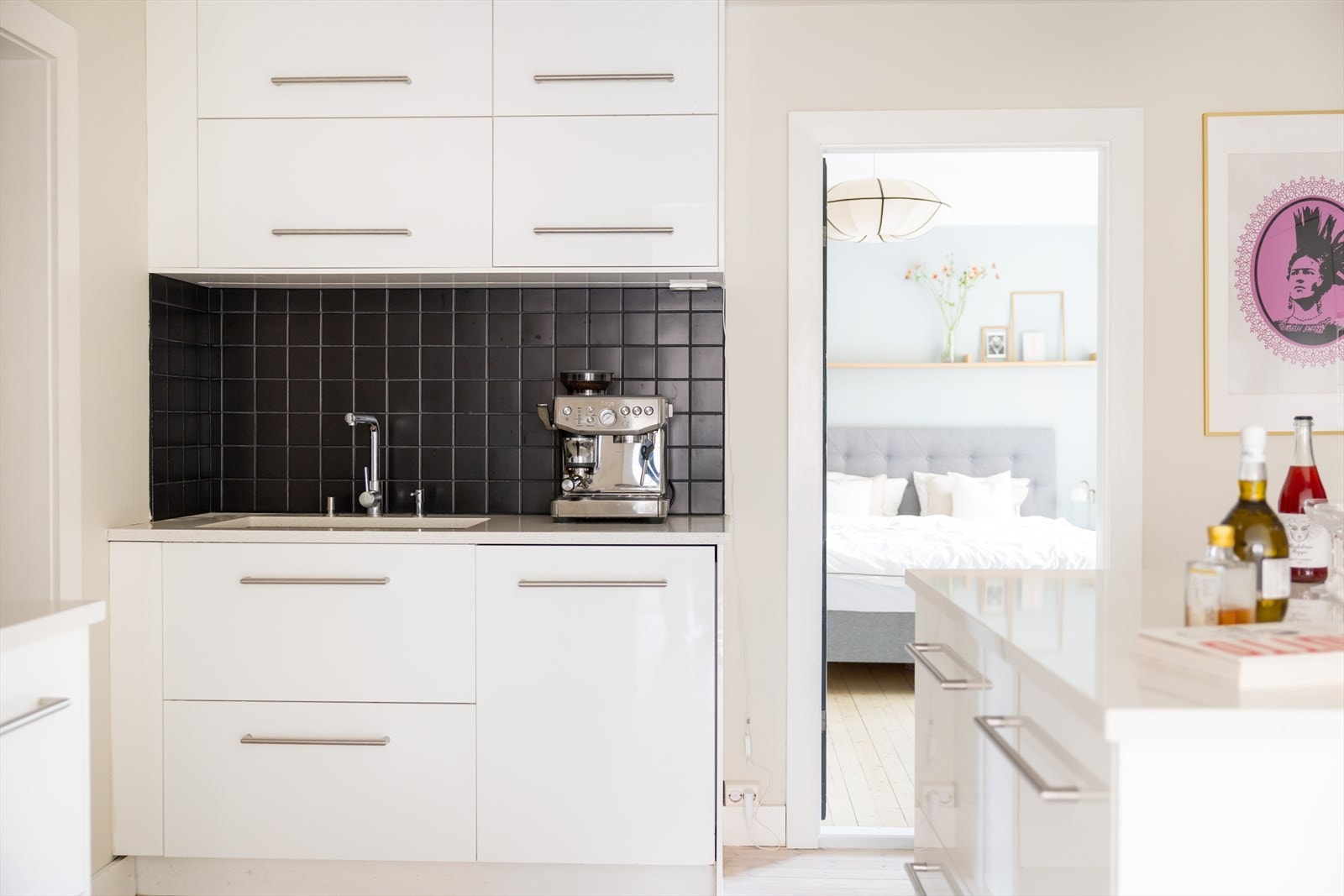 Innredningene er fra IKEA, med lyse, glatte fronter, takhøye skap og rikelig med oppbevaringsplass, kombinert med elegante benkeplater i hvit stein. Galleribilde