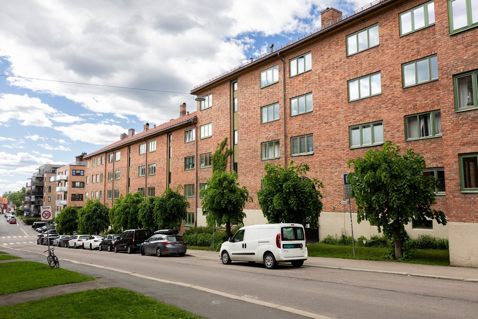 Her kombineres en attraktiv og fredelig beliggenhet med umiddelbar nærhet til servicetilbud, kollektivtransport og hverdagsfasiliteter. Galleribilde