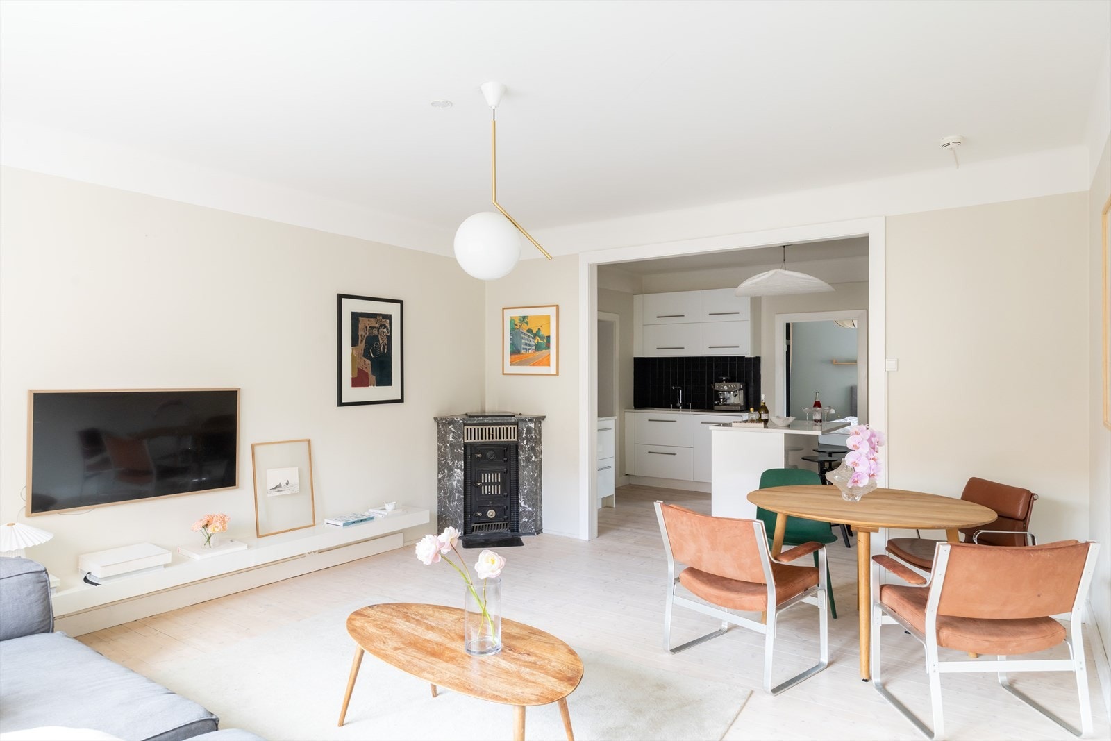 Stuen har god plass til sofagruppe, TV og spisebord. Galleribilde