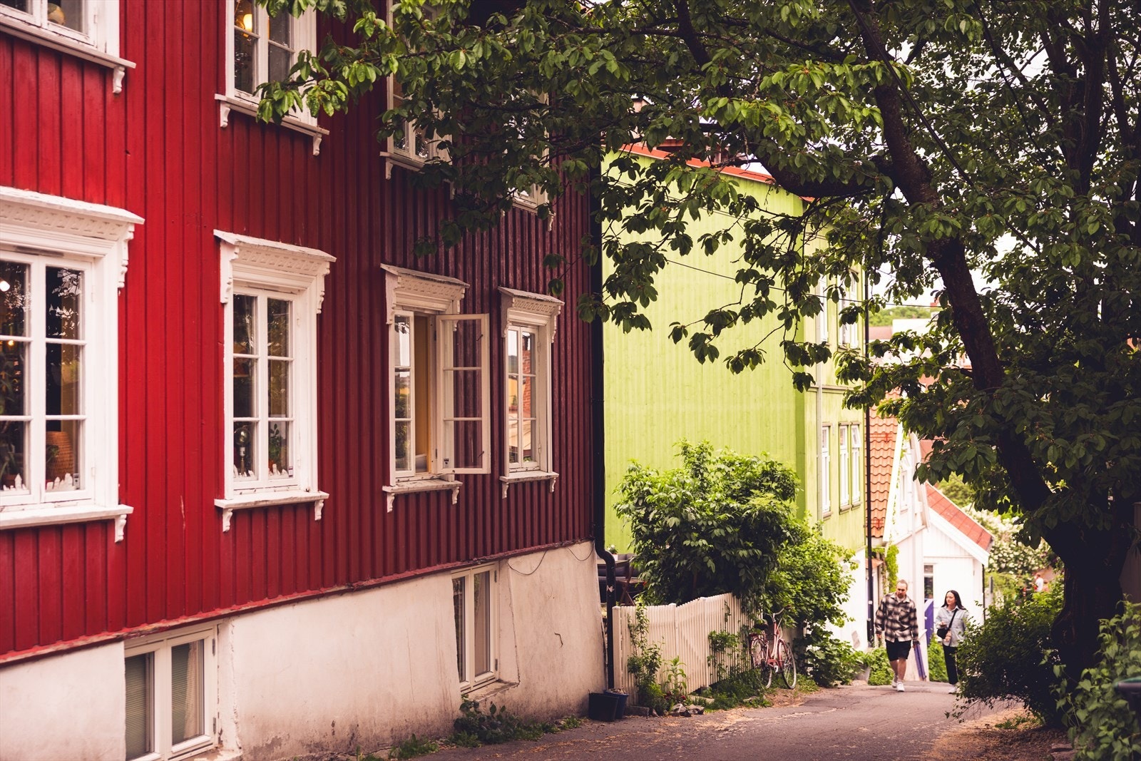 Bare en liten spasertur fra leiligheten finner du den sjarmerende trehusbebyggelsen på Rodeløkka, som gir området et hyggelig og historisk preg. Galleribilde