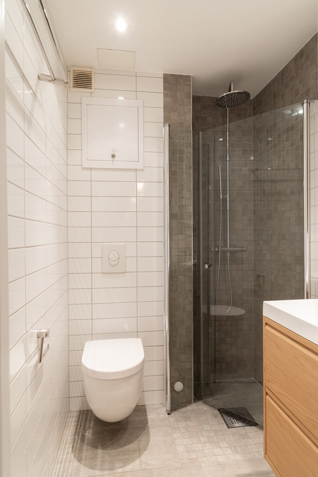 Badet ble totalrenovert av fagfolk i 2013 og fremstår moderne med tidløse material- og fargevalg. Galleribilde