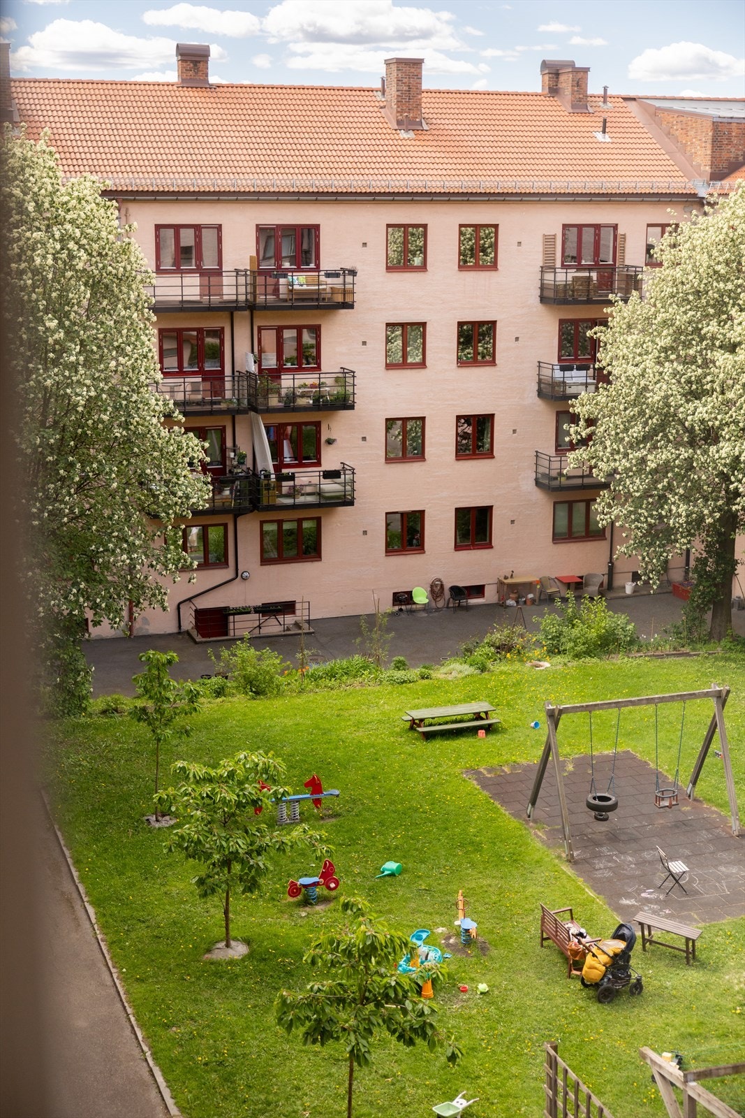 Aksjelaget har svært hyggelige og nydelig opparbeidede uteområder fordelt på tre store, parklignende hager. Galleribilde