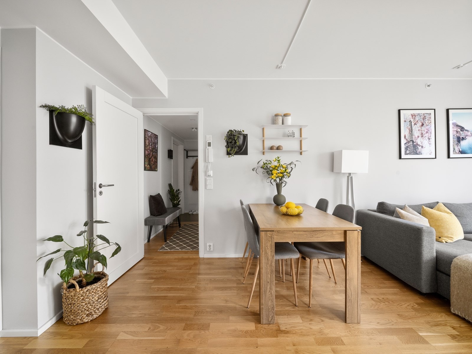 Boligen har en praktisk planløsning med moderne kvaliteter. Galleribilde