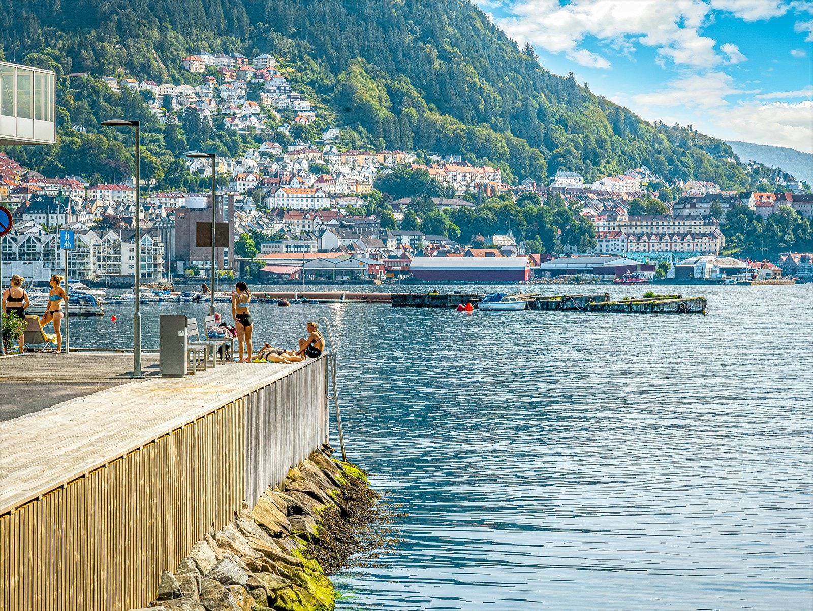 Her kan man nyte flotte sommerdager, rett utenfor boligen. Galleribilde
