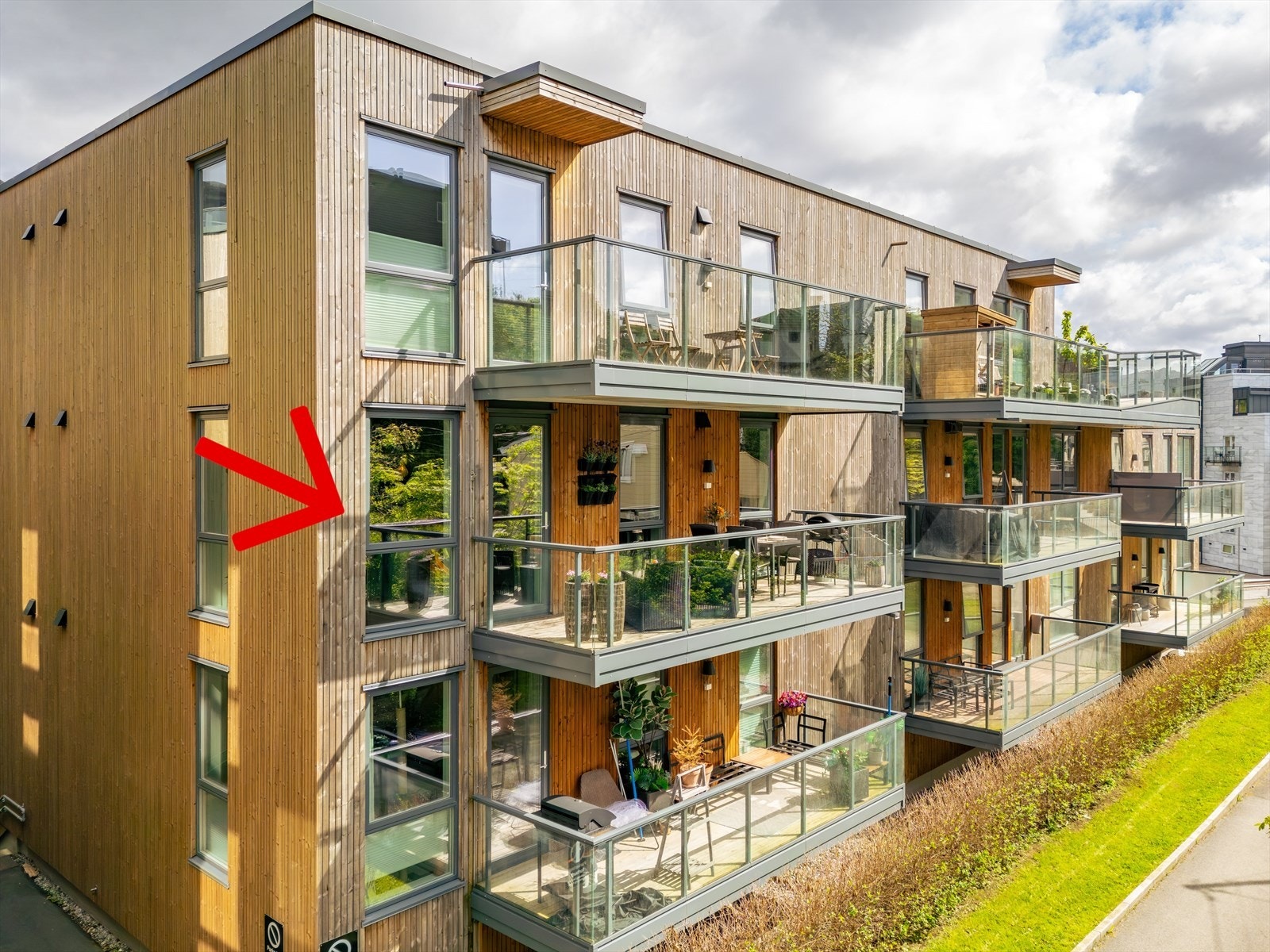 Leiligheten ligger fint til på hjørnet i byggets 3. etasje. Galleribilde