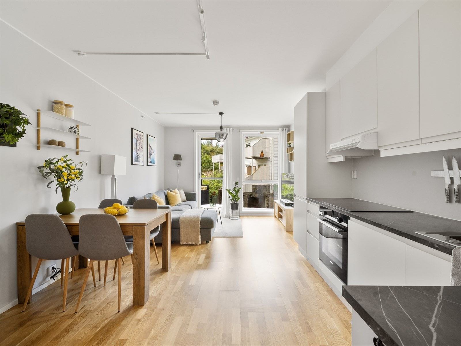 Dette er en moderne og strøken 3-roms selveierleilighet fra 2019 med gjennomgående god standard. Galleribilde