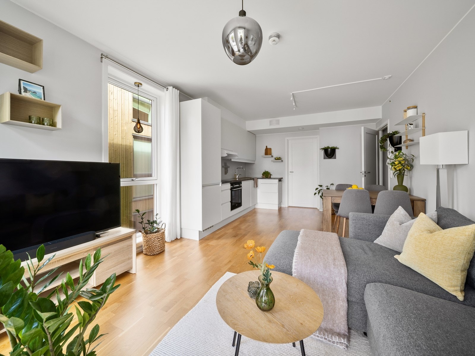 Stue/kjøkken måler ca. 21 kvm. og har god plass til spisebord og sofa. Galleribilde