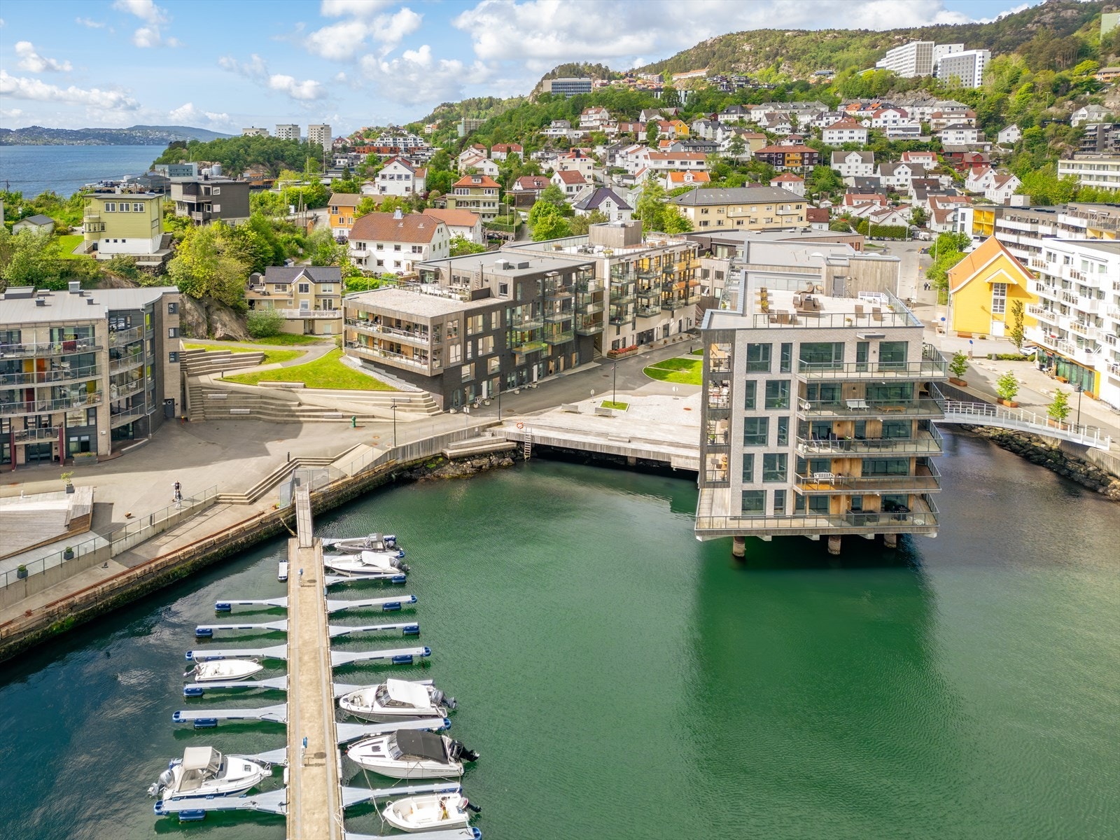 Leiligheten har en idyllisk maritim beliggenhet i Nyhavn. Like utenfor bygget er en nydelig badebrygge som kan nytes på flotte sommerdager. Galleribilde