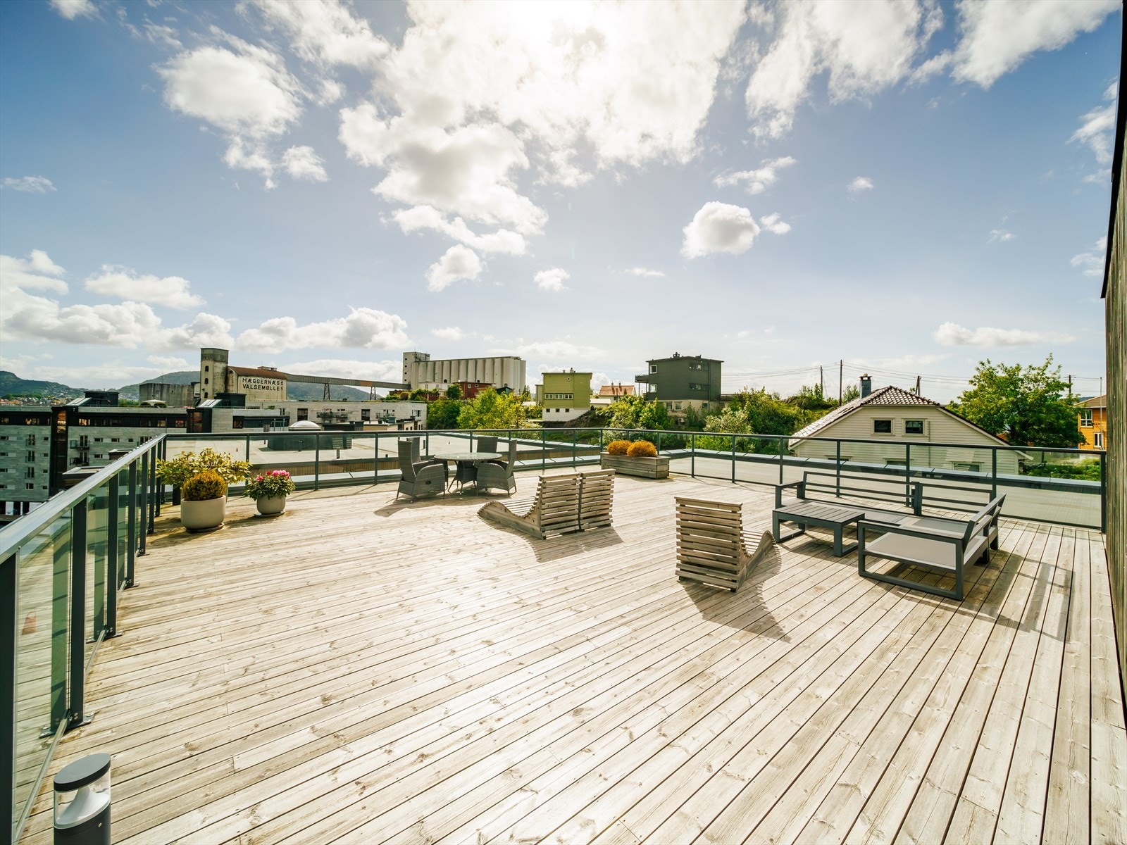 Flott felles takterrasse - her kan man virkelig nyte stillhet og sol fra morgen til sent. Galleribilde