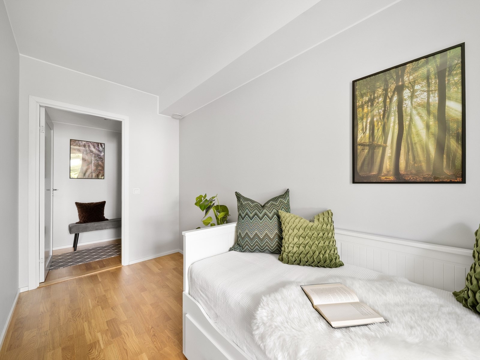 Dette rommet måler ca. 7,7 kvm. og har plass til seng, nattbord og garderobe/kommode. Rommet kan fint brukes som både gjesterom, kontor og barnerom. Galleribilde