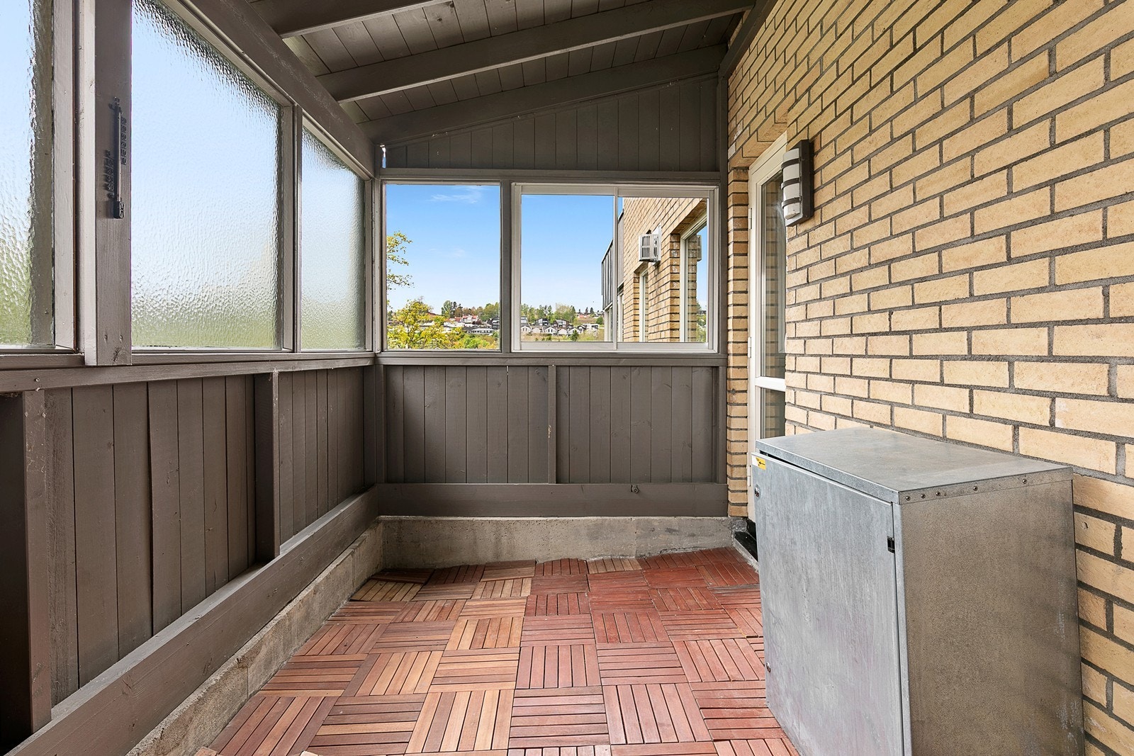 Innebygd terrasse ut fra kjøkken Galleribilde