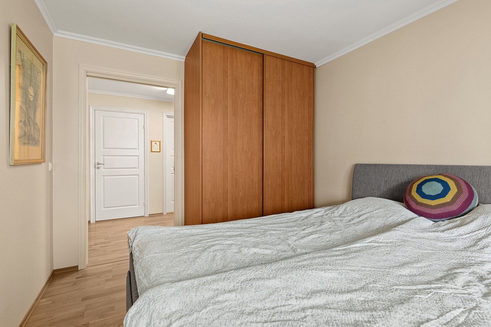 Skyvedørsgarderobe på soverom 1 Galleribilde