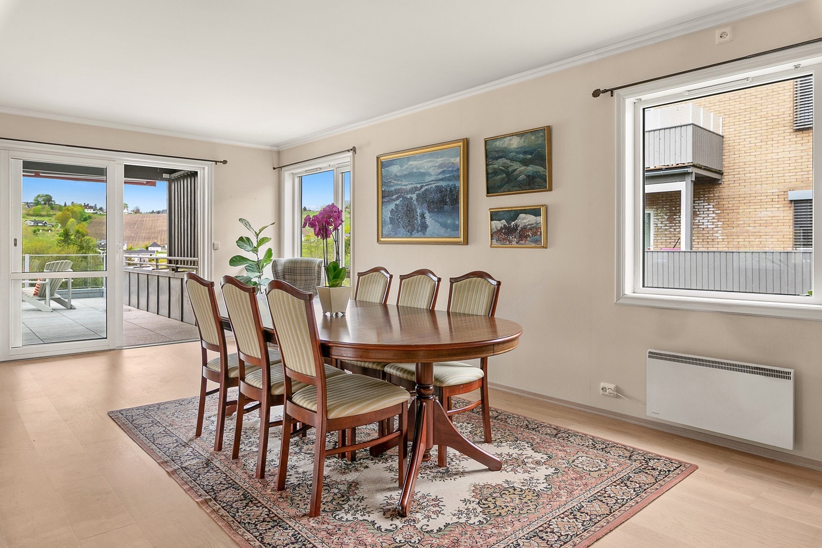 Utgang til vestvendt terrasse fra stue Galleribilde