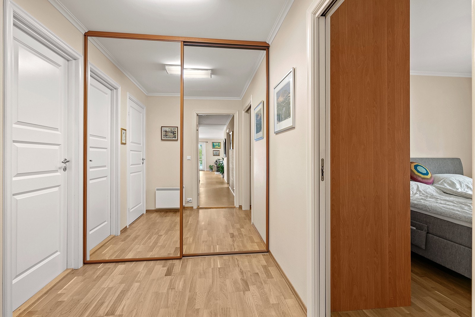 Skyvedørsgarderobe med speilfronter i gang Galleribilde