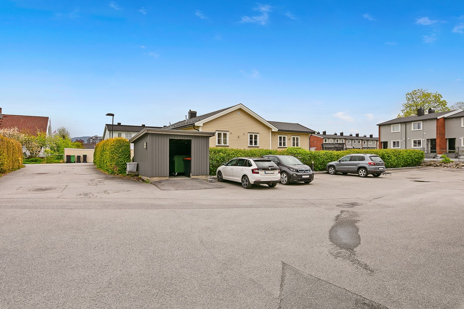 Asfaltert og romslig felles gårdsplass Galleribilde