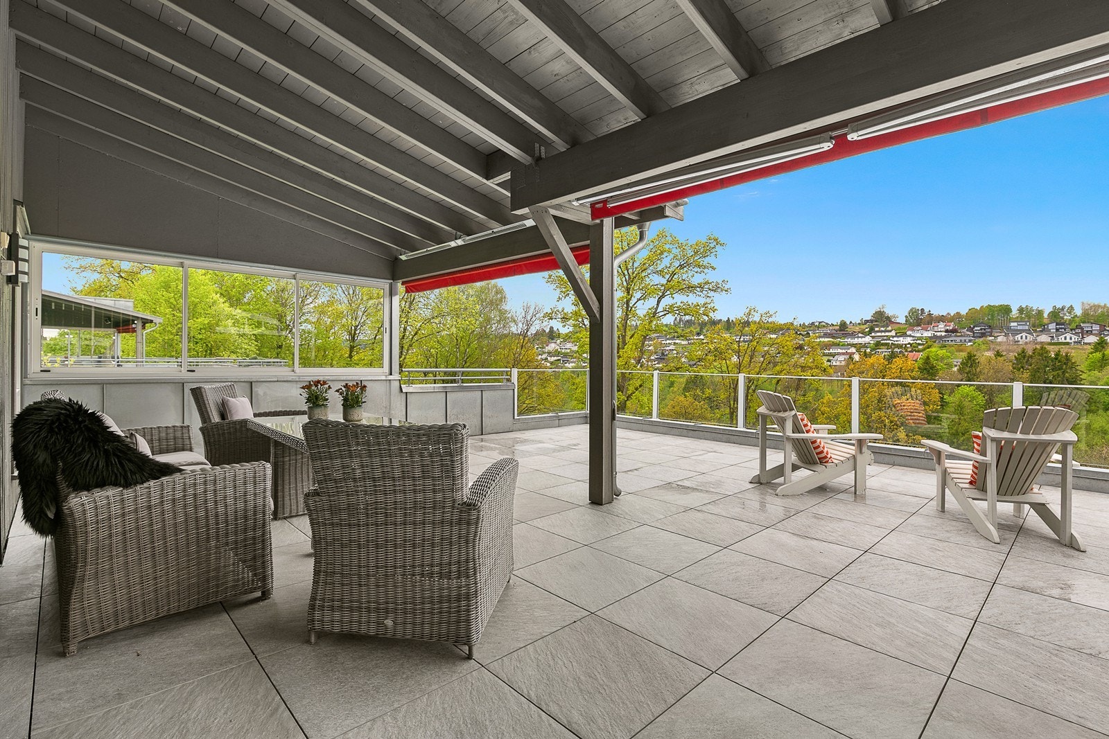 Delvis overbygd vestvent terrasse Galleribilde