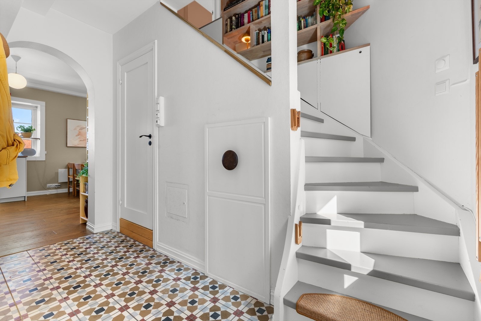 Trappen er spesialbygget, med smart oppbevaring Galleribilde