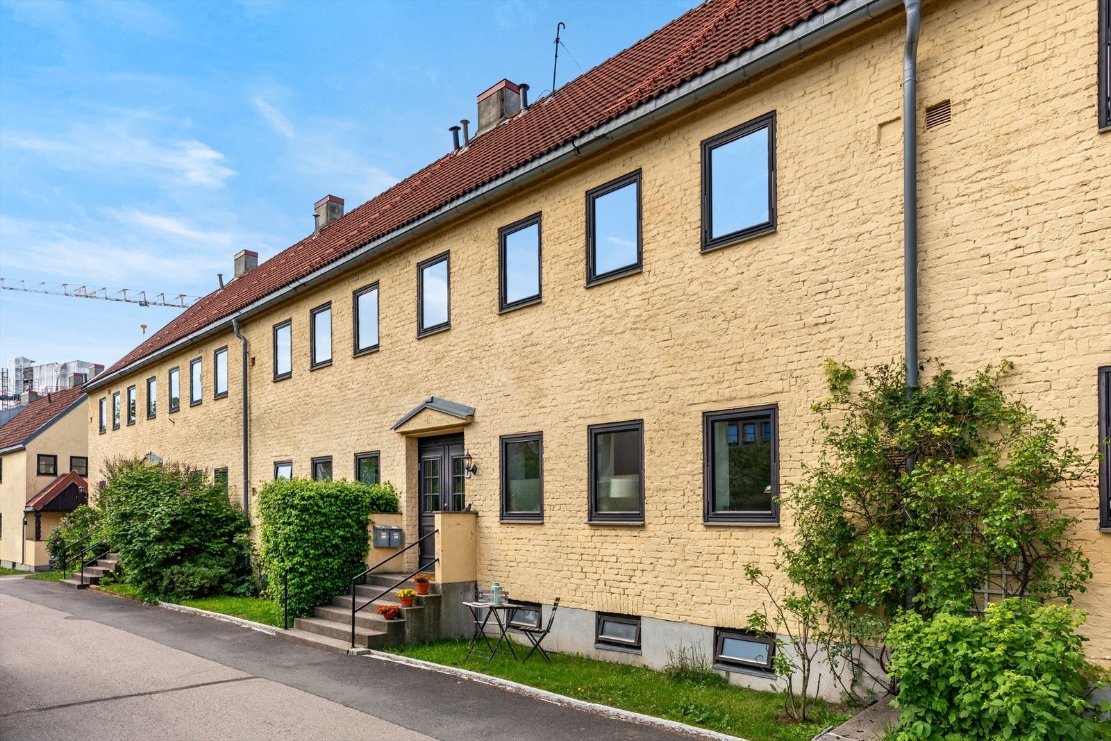Det medfølger rett til parkeringsplass og det er installert elbil lader på den plassen leiligheten disponerer Galleribilde