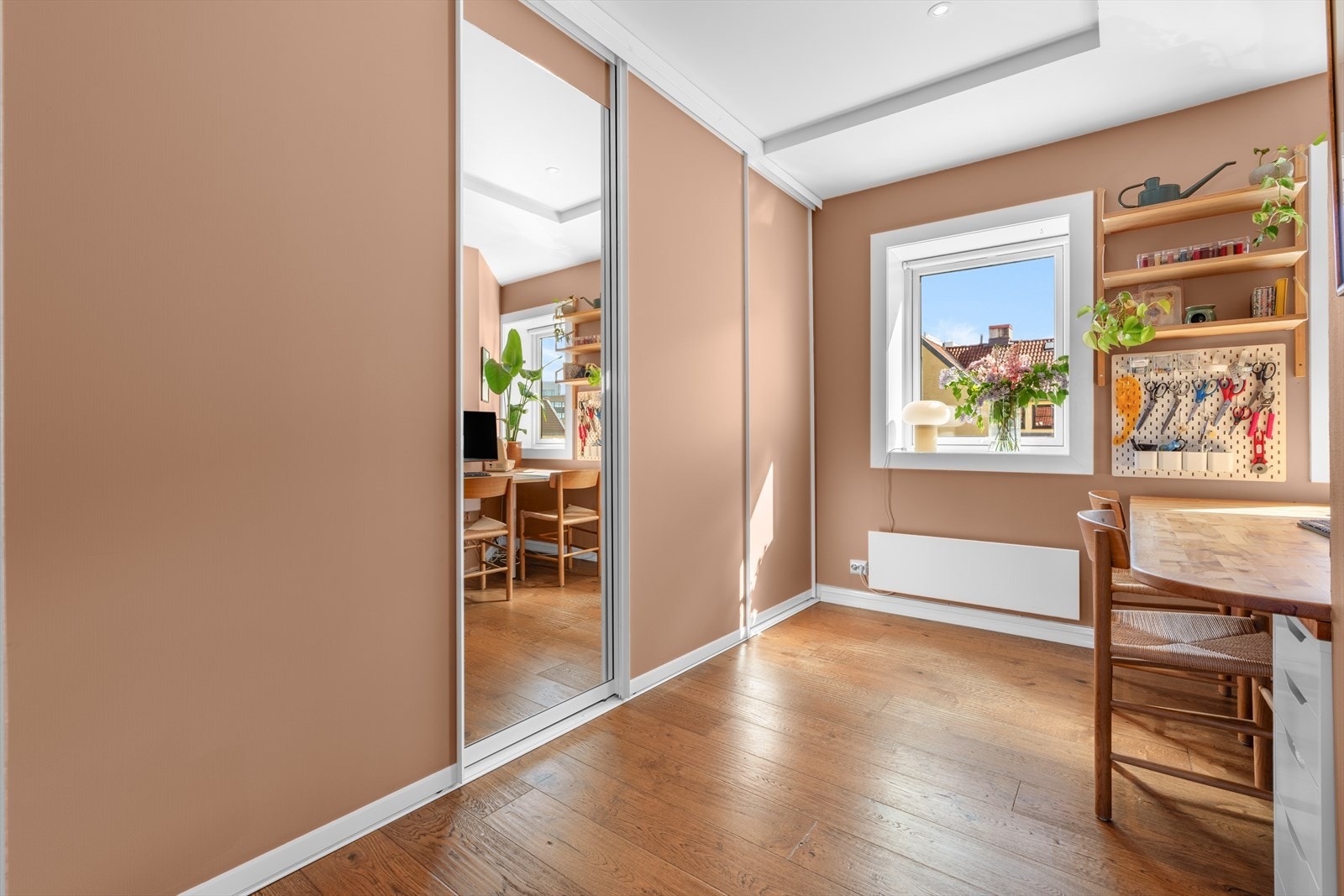 Rommet byr på en stor og flott skyvedørsgarderobe med masse lagringsplass Galleribilde