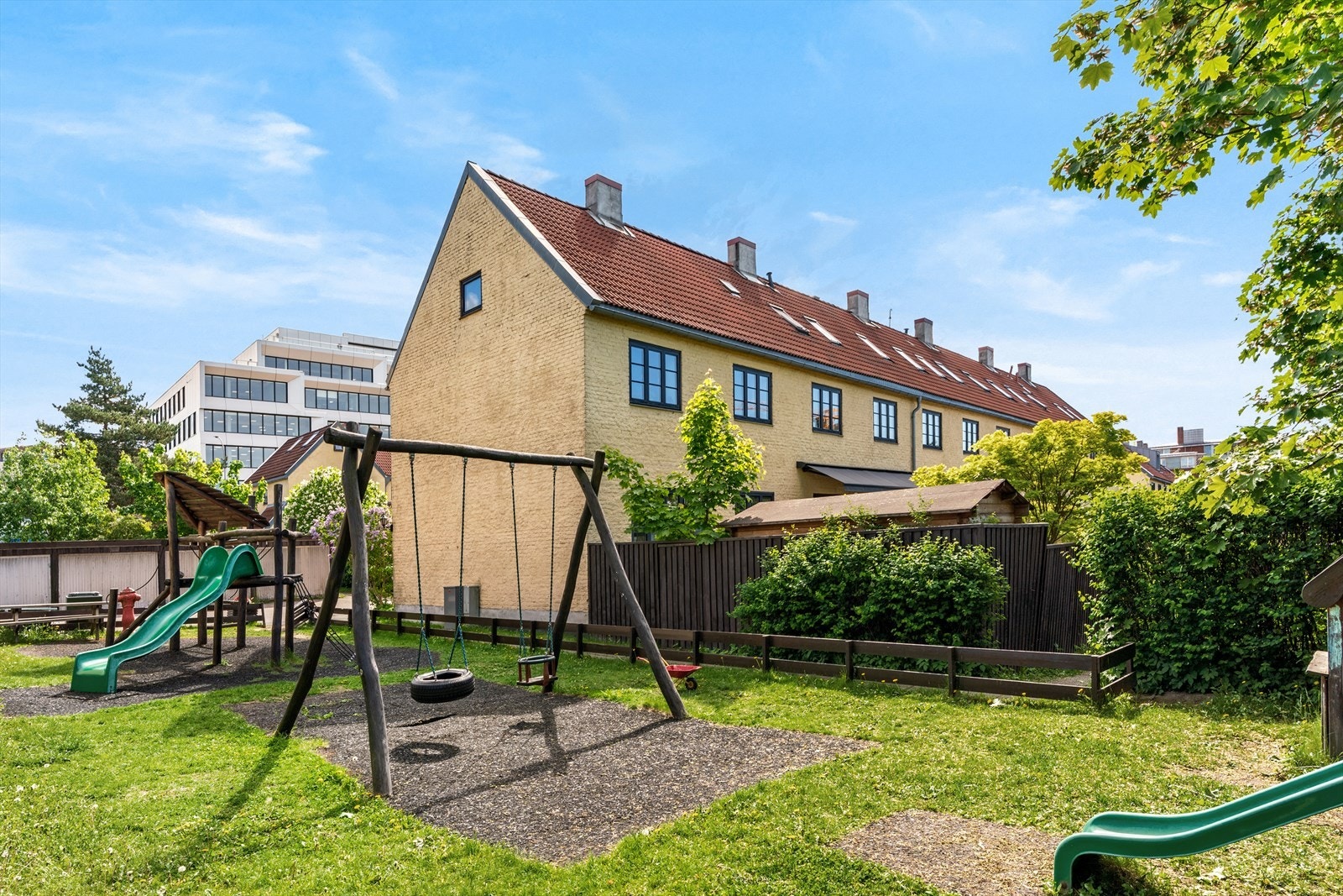 Borettslaget byr på hyggelige fellesområder med egen lekeplass for de minste Galleribilde