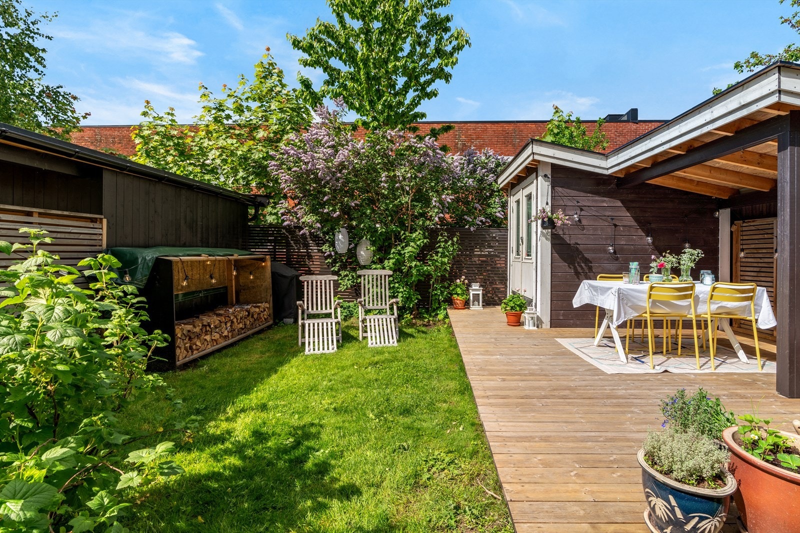Denne nydelige og solrike uteplassen disponeres av leiligheten og er privat Galleribilde
