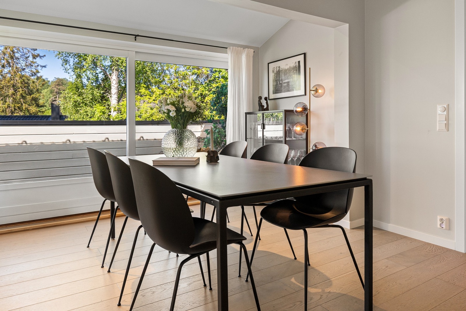 Stor plass til spisebord. Utgang til solrik balkong Galleribilde