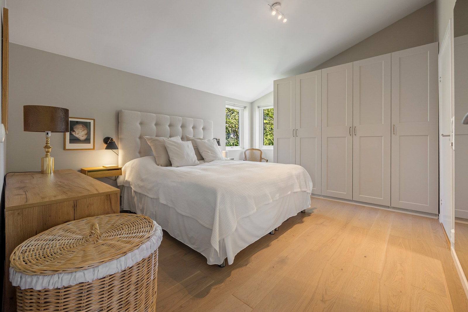 Stor garderobe på hovedsoverom Galleribilde