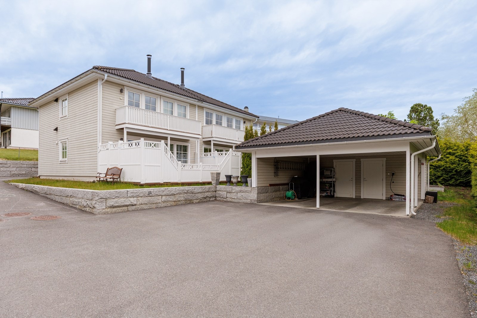 Familievennlig halvpart av tomannsbolig over to plan med tre soverom, skjermet hage og terrasse, to boder og carport. Galleribilde