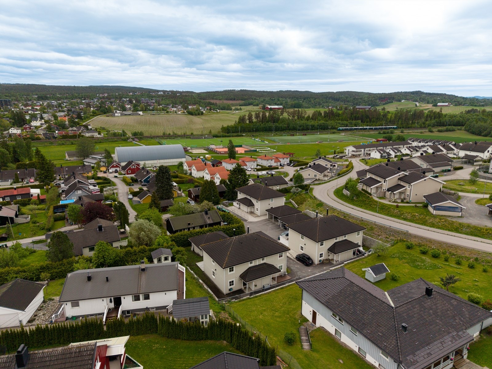 Boligen har en svært barnevennlig beliggenhet like ved barnehage, med gangavstand til skoler i alle trinn, kort vei til buss og tog, samt umiddelbar nærhet til idrettsanlegg. Galleribilde