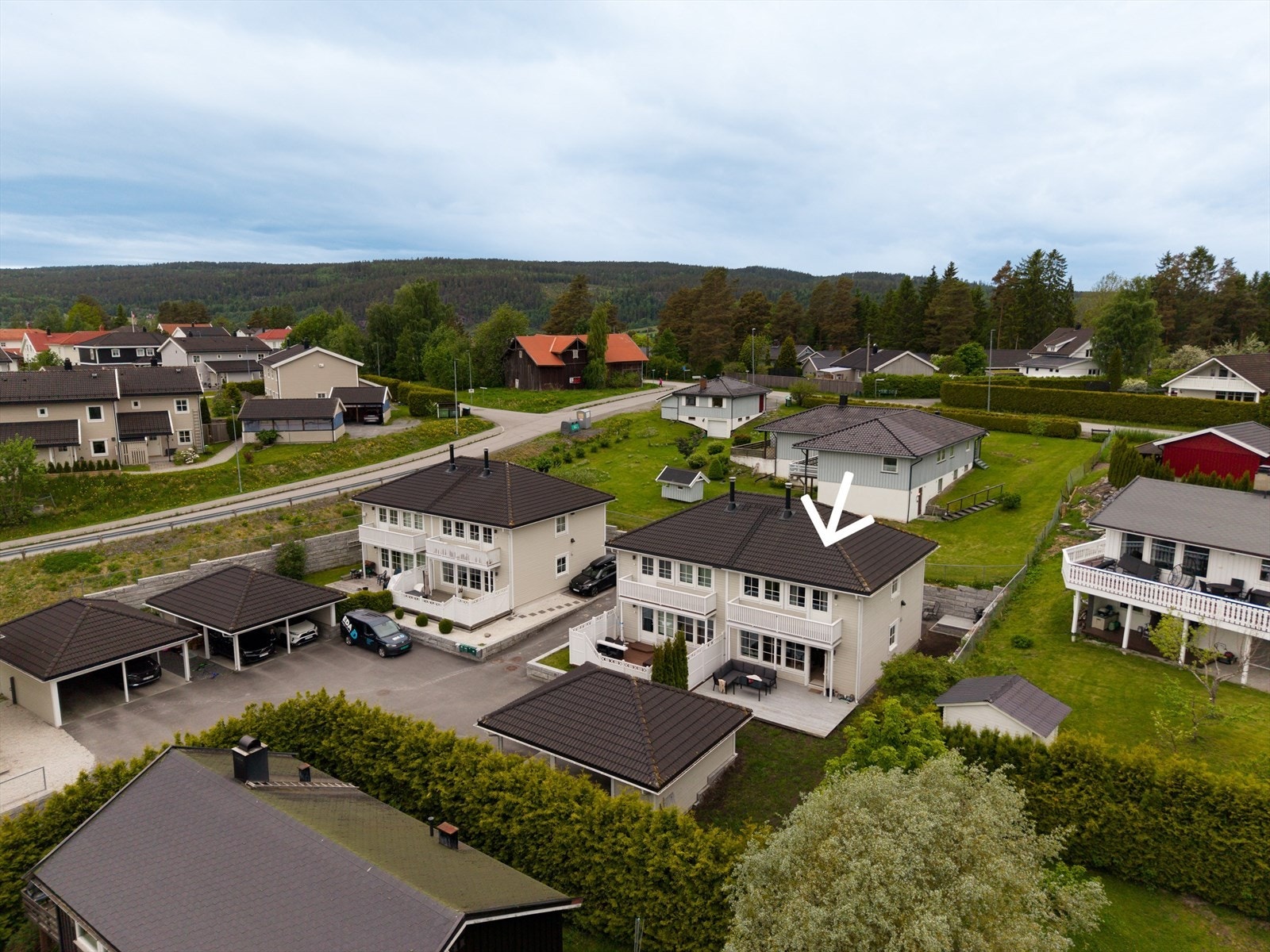 Boligen har en skjermet og meget god intern beliggenhet på enden. Området er sentralt og barnevennlig med gangavstand til det meste. Galleribilde