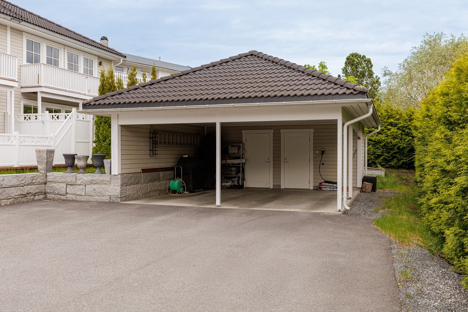 Det medfølger 1 plass i carport med elbil-lader. Innenfor carporten er det også en bod på ca. 4 kvm. Galleribilde
